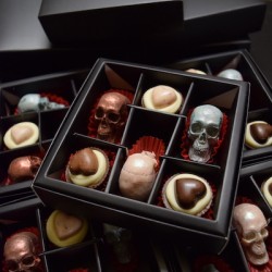 Cryptique Confections: Skulls & Pralines -suklaarasia